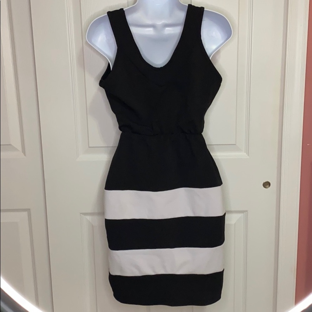 Black and White Dress - Picture 3 of 4